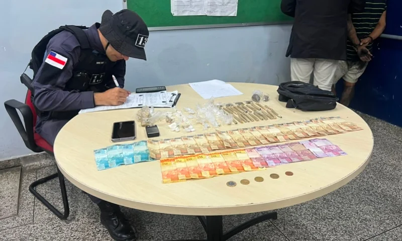 ‘Aviãozinho’ em Fuga é Capturado com Drogas e Dinheiro Vivo em Beco do Tarumã, Manaus