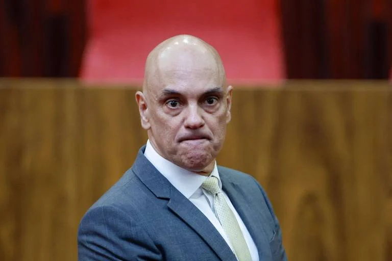 Extradição Negada de Carla Zambelli: Críticas se Intensificam Contra Alexandre de Moraes e STF Após Decisão Italiana