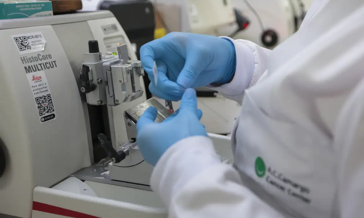SUS anuncia nova terapia combinada para leucemia mieloide aguda em adultos, oferecendo esperança a pacientes não elegíveis à quimioterapia intensiva