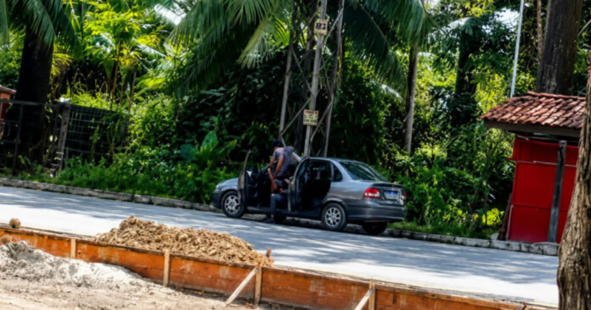 Homem é espancado por populares após tentar assaltar motorista de aplicativo em Manaus; vítima e acusado ficam feridos