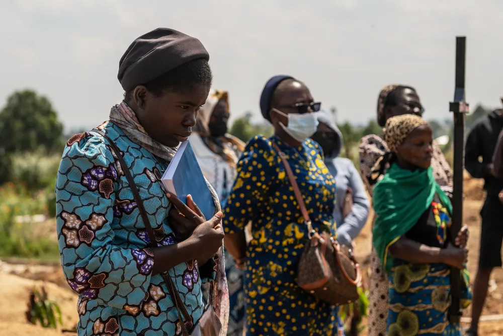 Bebê de 6 meses morre de Ebola em orfanato no Congo; surto já soma mais de 900 casos e 245 mortes
