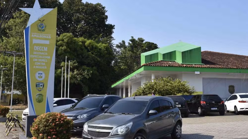 Manaus: Homem de 51 anos é preso após perseguir casal e ferir mulher com faca por ciúmes