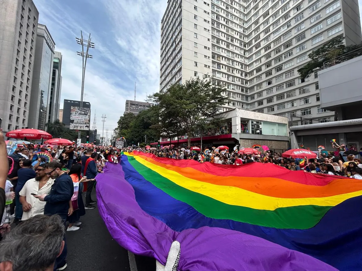 Parada LGBT+ celebra 30 anos na Paulista com grito de resistência política e alerta sobre retrocessos