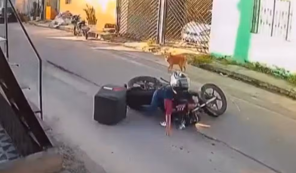 Motociclista fica ferida ao cair em buraco aberto pela Águas de Manaus