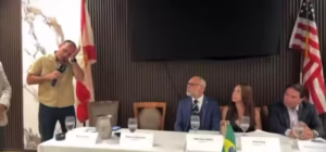 Eduardo Bolsonaro se desmancha em lágrimas ao falar de medo de prisão e dispara contra Kim: "Vontade de dar porrada"