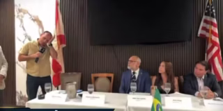 Eduardo Bolsonaro se desmancha em lágrimas ao falar de medo de prisão e dispara contra Kim: "Vontade de dar porrada"