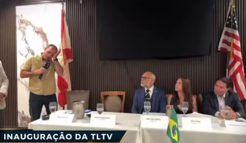 Eduardo Bolsonaro se desmancha em lágrimas ao falar de medo de prisão e dispara contra Kim: “Vontade de dar porrada”