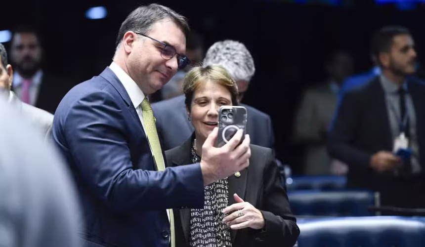 Após recusa, Tereza Cristina sinaliza “sim” para Flávio; federação ainda decide
