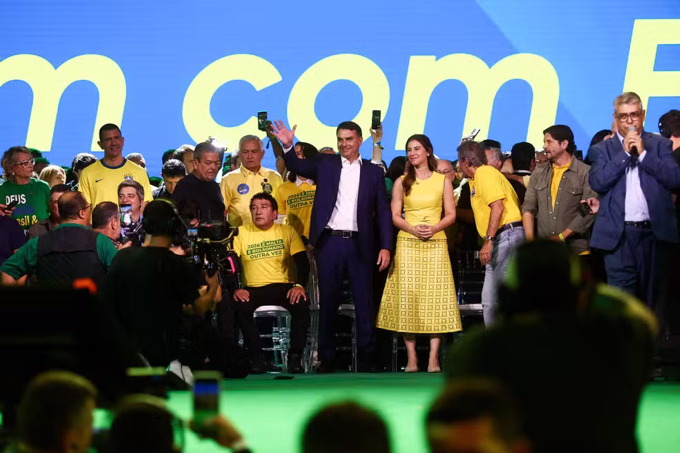 Flávio Bolsonaro oficializa candidatura à Presidência e chama pai de “vítima da maior farsa do país”