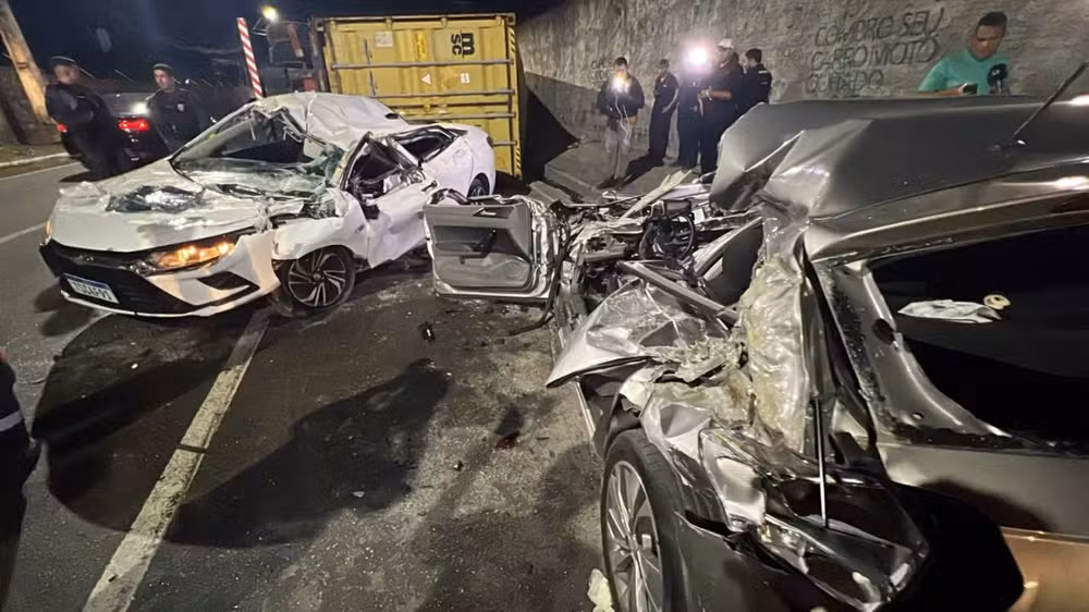 Carreta tomba após colisão com dois carros na Avenida das Torres, em Manaus: Vítimas feridas e trânsito caótico