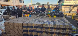 Mega apreensão de drogas em barco no AM: 115 kg de skunk e cocaína escondidos em pneus e sofá