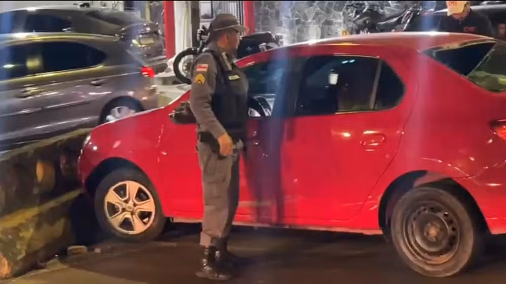 Motorista Suspeito de Embriaguez Causa Caos em Manaus: Colisões, Atropelamento e Bloco de Concreto