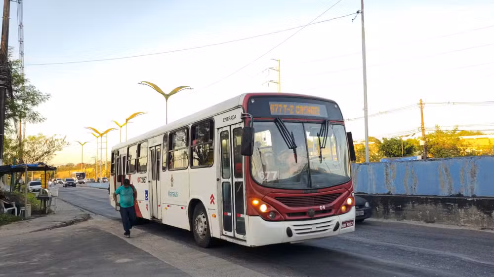 Rodoviários de Manaus encerram paralisação: Ônibus voltam a circular após pagamento de salários e polêmica sobre passe estudantil
