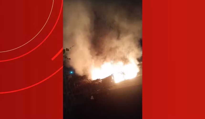 Incêndio em Manacapuru: Duas casas são destruídas e outras duas atingidas no bairro da Liberdade, chamas assustam moradores