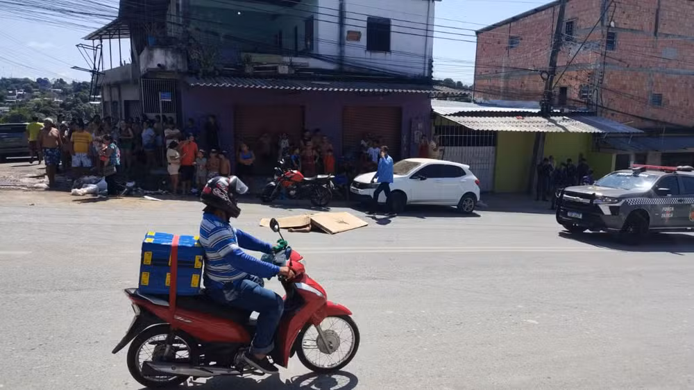 Tragédia em Manaus: Motociclista morre após grave acidente envolvendo carro e caçamba na Zona Leste