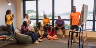 Mil Vagas Gratuitas: Jovens do Amazonas Podem Aprender Inglês e Conquistar Emprego no Coletivo Coca-Cola Jovem + Inglês