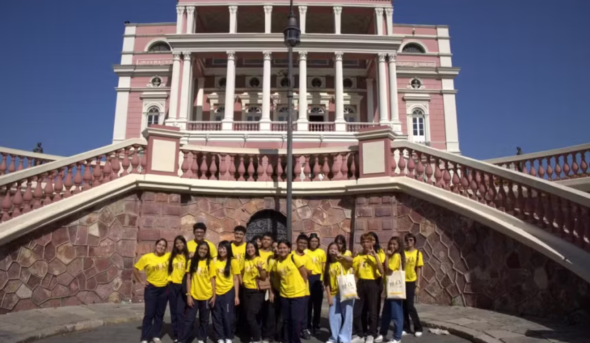 Pipoca em Cena: Jovens Descobrem Encantos Históricos e Arquitetônicos do Teatro Amazonas em Visita Guiada