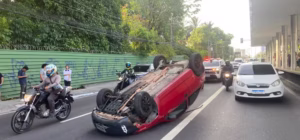 MANAUS: Carro Celta Capota e Bloqueia Trânsito na Constantino Nery; VÍDEO CHOCANTE
