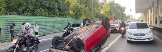 MANAUS: Carro Celta Capota e Bloqueia Trânsito na Constantino Nery; VÍDEO CHOCANTE