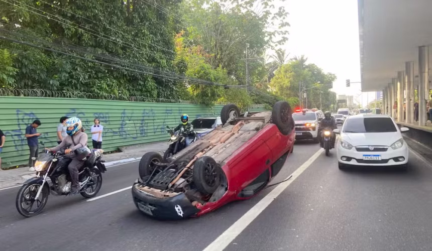 MANAUS: Carro Celta Capota e Bloqueia Trânsito na Constantino Nery; VÍDEO CHOCANTE