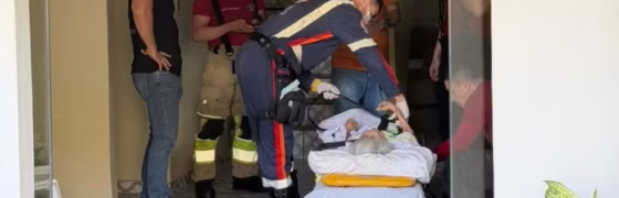 Idosa de 93 anos e 20kg é resgatada em apartamento insalubre em Manaus após denúncia; operação durou 7 horas