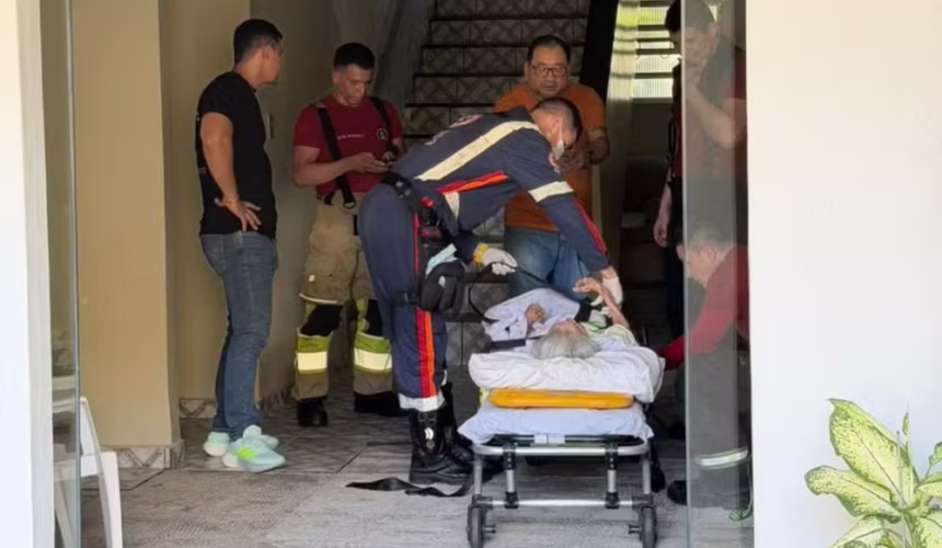 Idosa de 93 anos e 20kg é resgatada em apartamento insalubre em Manaus após denúncia; operação durou 7 horas