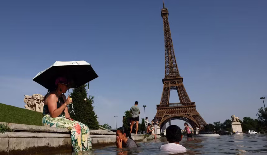 Paris Investiga: Exclusão de Mulheres na Torre Eiffel Durante Visita de Grupo Hindu Gera Greve e Escândalo