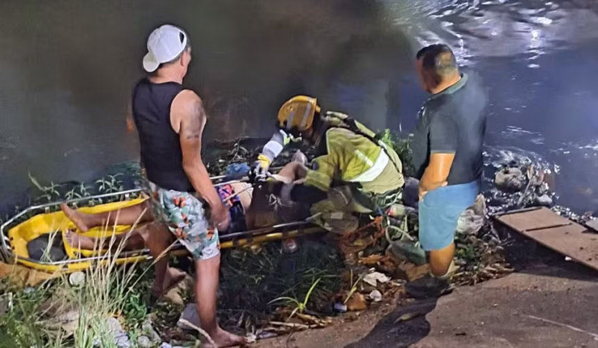 Mulher de 65 anos com sinais de embriaguez cai em igarapé em Manaus e é resgatada pelos Bombeiros em operação de rapel