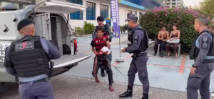 Homem com Faca Invade Estácio em Manaus: Funcionários Assustados em Sala Trancada, Polícia Intervém