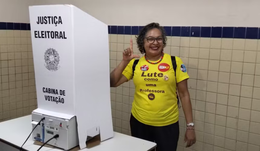 Professora Evany (PSOL) vota em Manaus e aposta em surpresa nas urnas: “Foi uma campanha muito bonita”