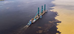 Megaestrutura Flutuante de R$ 70 Milhões Sai de Manaus para Garantir Carga na Seca do Amazonas, Cruzando Rios em Balsas