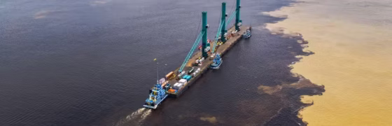 Megaestrutura Flutuante de R$ 70 Milhões Sai de Manaus para Garantir Carga na Seca do Amazonas, Cruzando Rios em Balsas