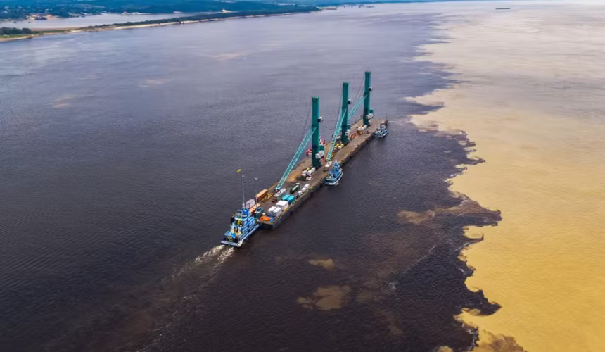 Megaestrutura Flutuante de R$ 70 Milhões Sai de Manaus para Garantir Carga na Seca do Amazonas, Cruzando Rios em Balsas