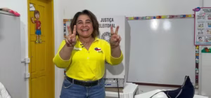 Professora Maria do Carmo (PL) vota em Manaus e demonstra otimismo com resultado das urnas rumo ao Governo do Amazonas