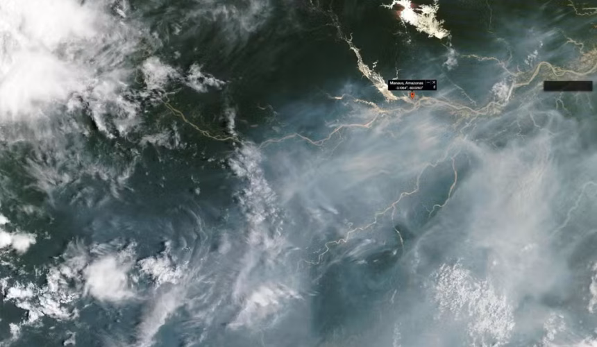 Satélite da NASA Flagra Nuvem Gigante de Fumaça das Queimadas Florestais no Amazonas Vista do Espaço