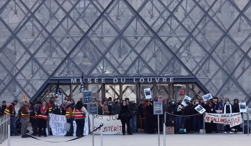 Museu do Louvre é BLOQUEADO por estudantes em Paris: protesto contra repressão policial paralisa maior museu do mundo