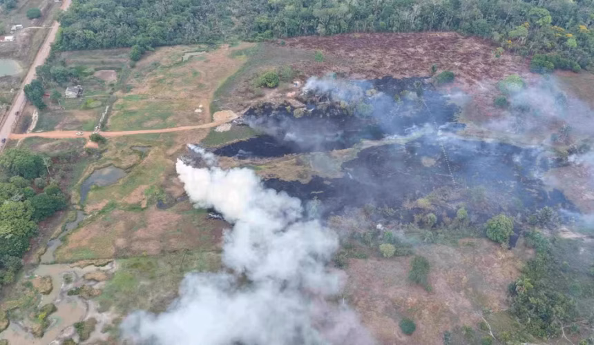Dono de terreno no AM é multado em R$ 100 mil por queimar 50 pneus em área proibida para fogo